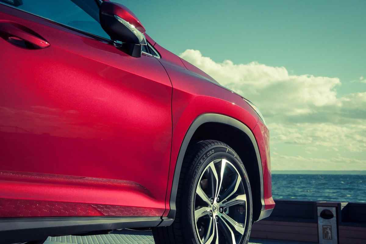 Un Suv di colore rosso