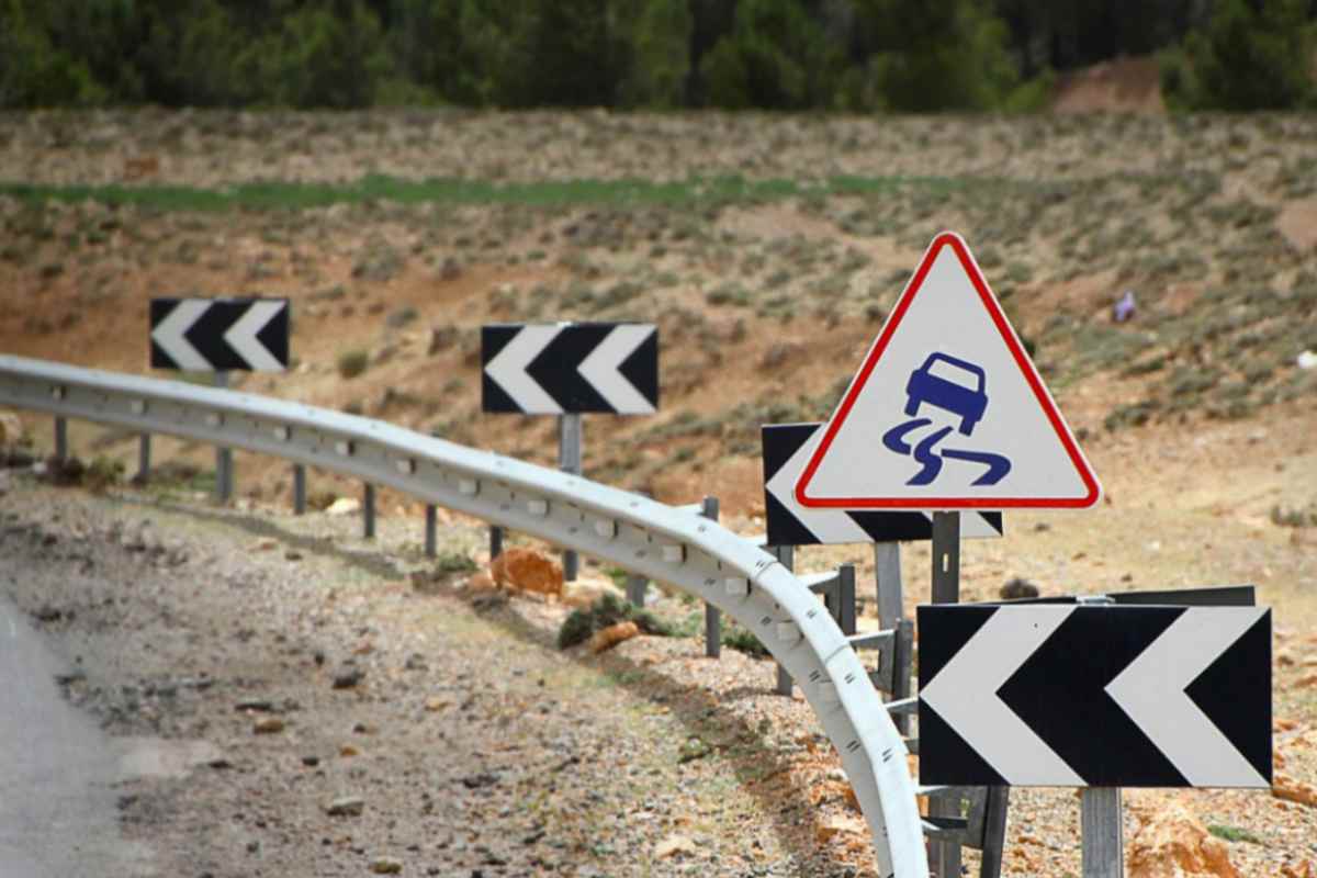 Simbolo di strada pericolosa