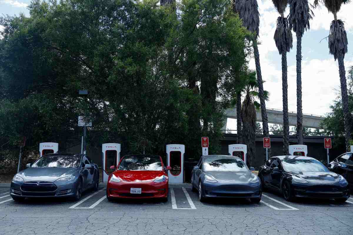 Una serie di auto Tesla