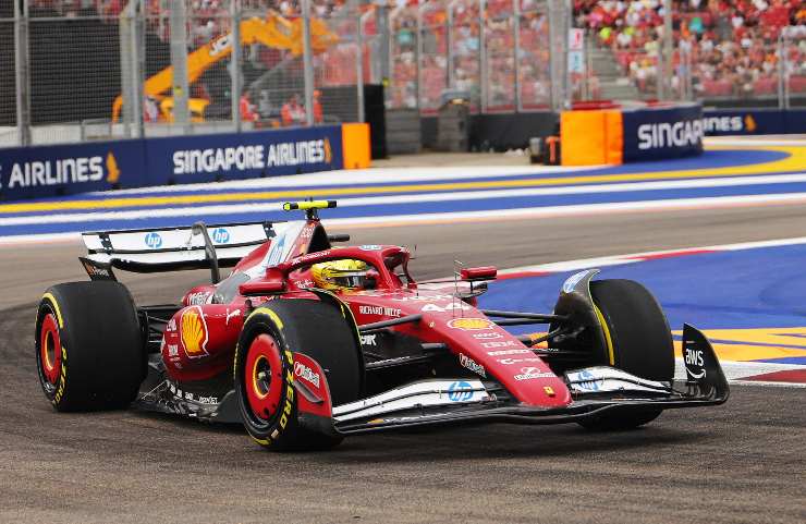 Hamilton in pista con la Ferrari
