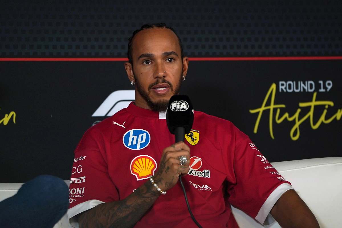 Lewis Hamilton con il microfono