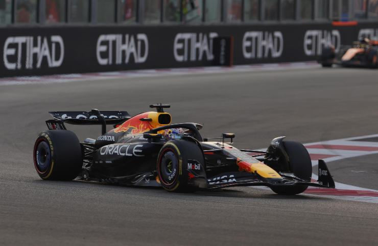 Verstappen in pista con la Red Bull