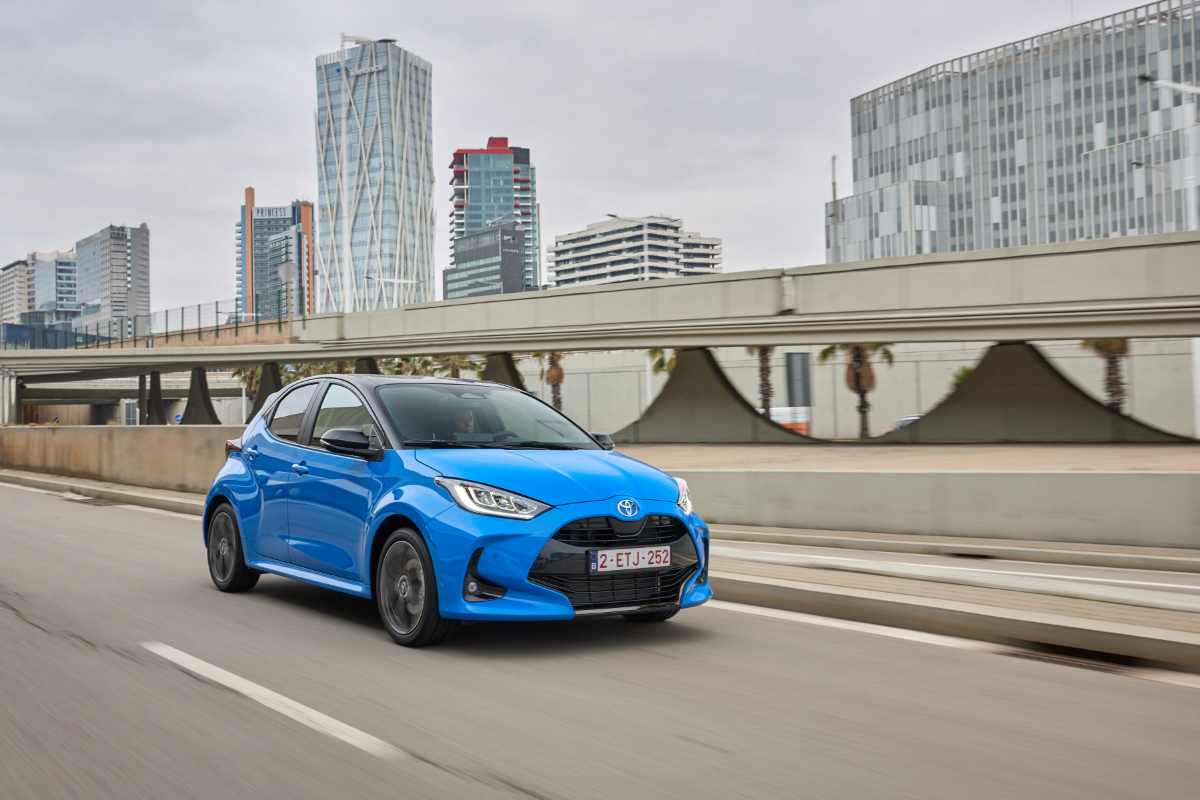 un'auto di colore azzurro in strada